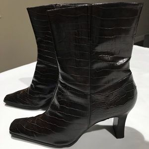 Women’s Worthington brown boots. Size 8.5